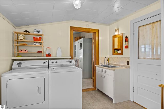 8952 S Kasson Street, Cedar, MI 49621