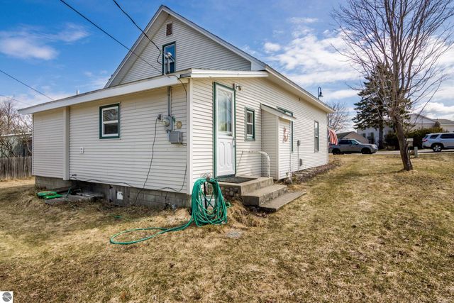 8952 S Kasson Street, Cedar, MI 49621