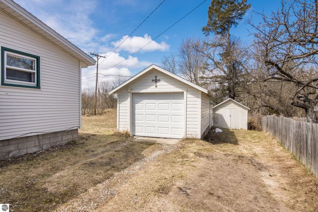 8952 S Kasson Street, Cedar, MI 49621