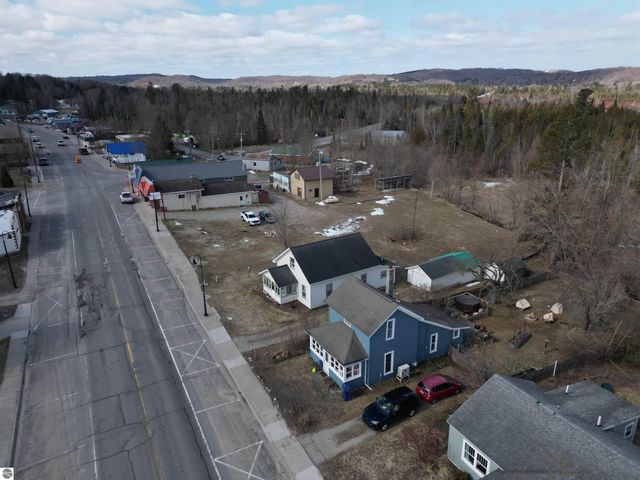 8952 S Kasson Street, Cedar, MI 49621