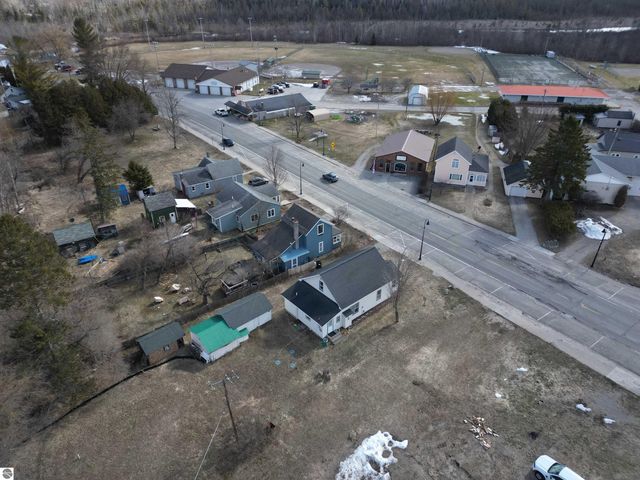 8952 S Kasson Street, Cedar, MI 49621