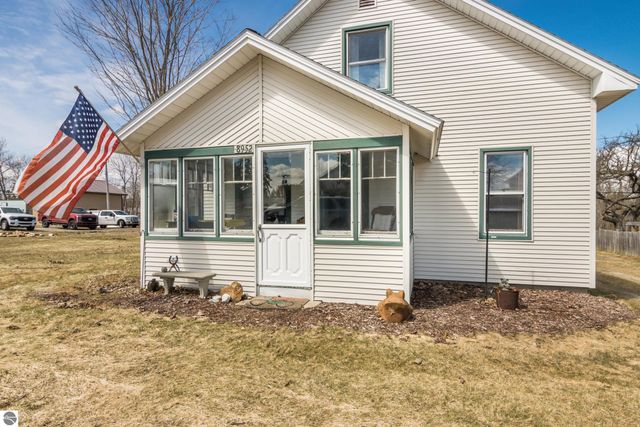 8952 S Kasson Street, Cedar, MI 49621