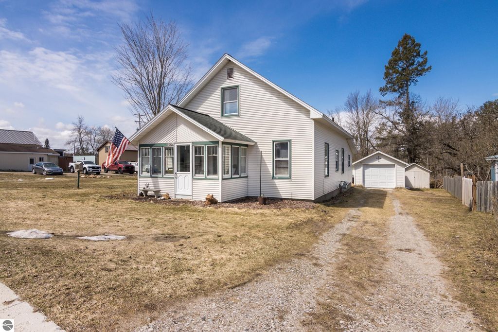 8952 S Kasson Street, Cedar, MI 49621
