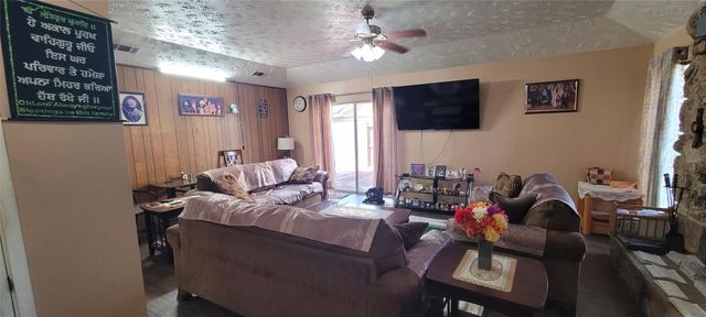 4315 Queens Retreat Drive, Houston, TX 77066