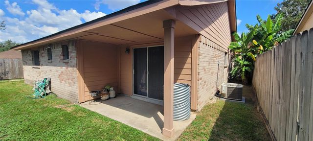 4315 Queens Retreat Drive, Houston, TX 77066