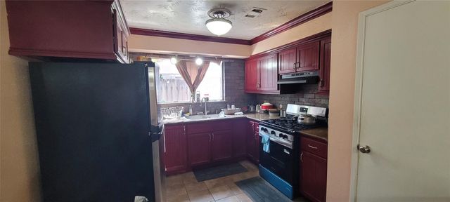 4315 Queens Retreat Drive, Houston, TX 77066
