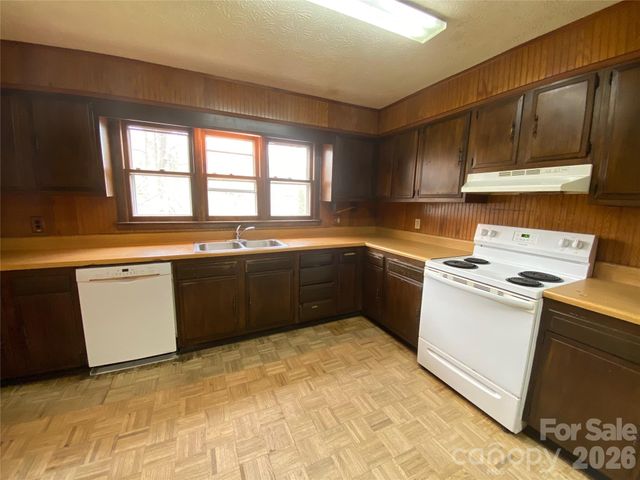 23 Old Farm School Road, Asheville, NC 28805