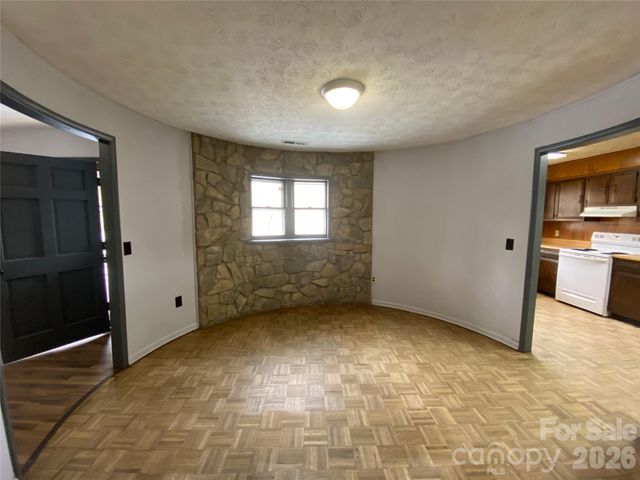 23 Old Farm School Road, Asheville, NC 28805