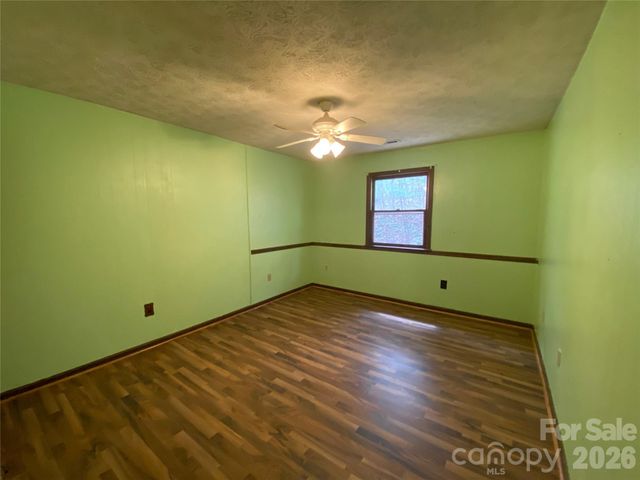 23 Old Farm School Road, Asheville, NC 28805