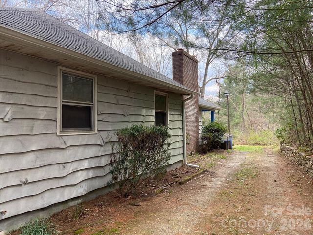 23 Old Farm School Road, Asheville, NC 28805