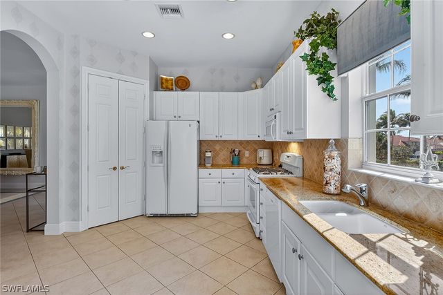 9031 Cherry Oaks TRL 201, Naples, FL 34114