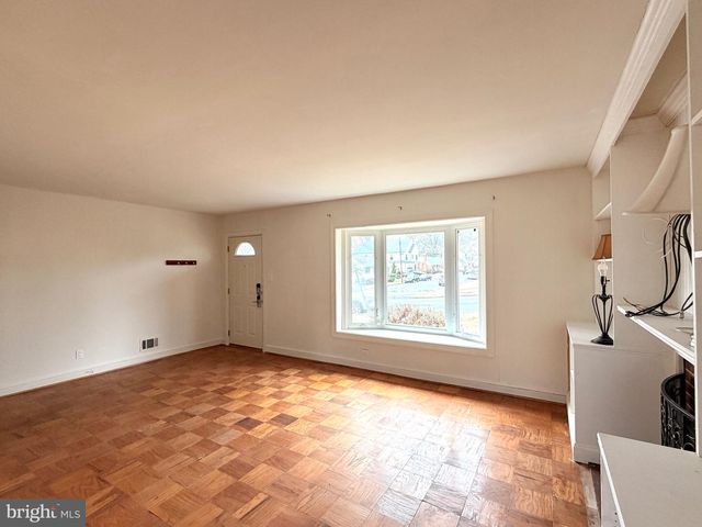 2121 PATRICK HENRY DR, Arlington, VA 22205