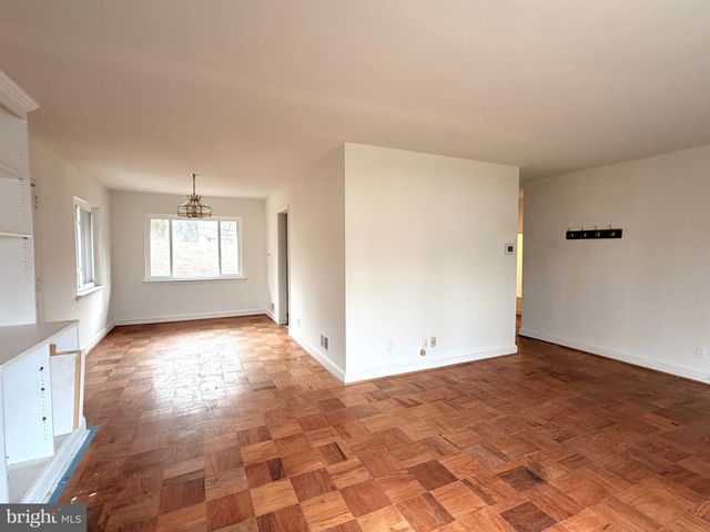 2121 PATRICK HENRY DR, Arlington, VA 22205