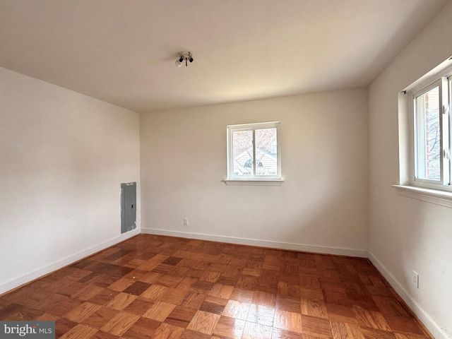 2121 PATRICK HENRY DR, Arlington, VA 22205