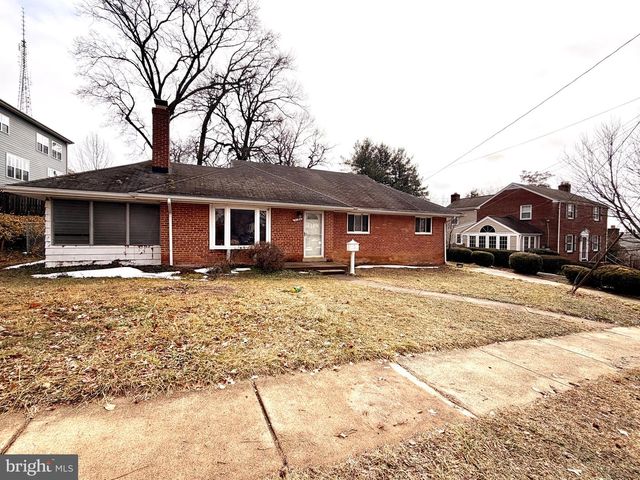 2121 PATRICK HENRY DR, Arlington, VA 22205