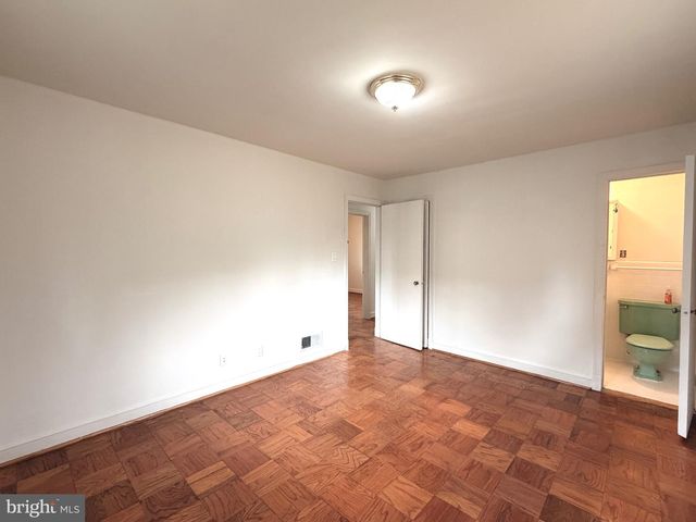 2121 PATRICK HENRY DR, Arlington, VA 22205