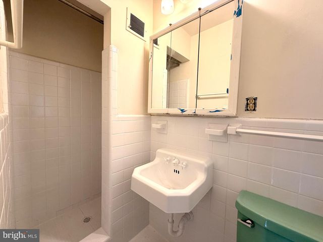 2121 PATRICK HENRY DR, Arlington, VA 22205