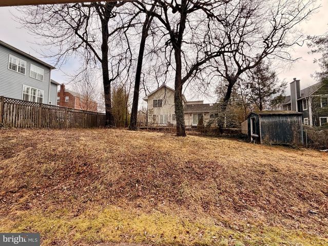 2121 PATRICK HENRY DR, Arlington, VA 22205