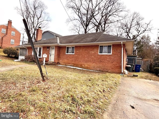 2121 PATRICK HENRY DR, Arlington, VA 22205