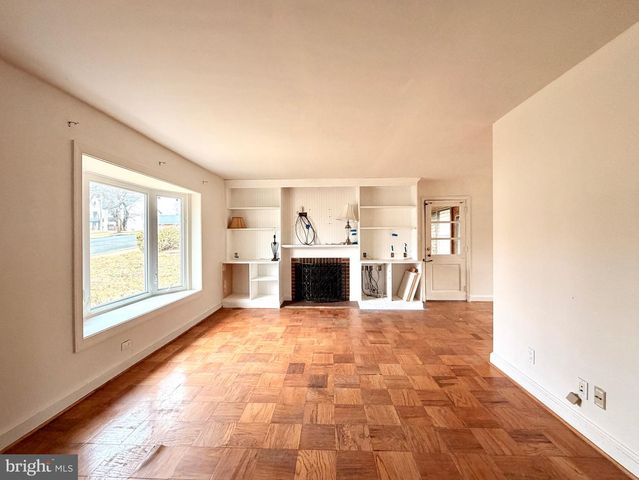 2121 PATRICK HENRY DR, Arlington, VA 22205