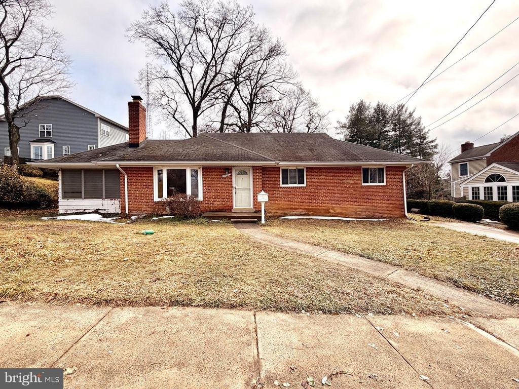 2121 PATRICK HENRY DR, Arlington, VA 22205