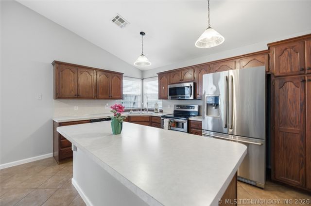 1004 N Willow Avenue, Broken Arrow, OK 74012