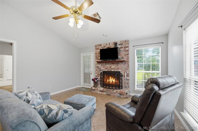 1004 N Willow Avenue, Broken Arrow, OK 74012