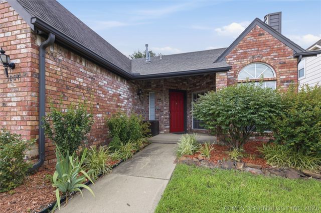 1004 N Willow Avenue, Broken Arrow, OK 74012