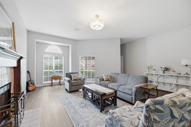 1004 N Willow Avenue, Broken Arrow, OK 74012