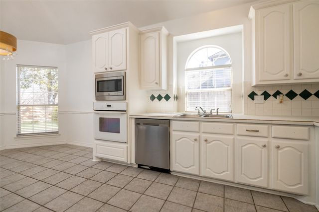 111 Ithaca Court, Arlington, TX 76002
