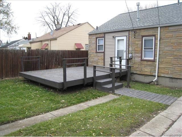 18556 Kenosha Street, Harper Woods, MI 48225