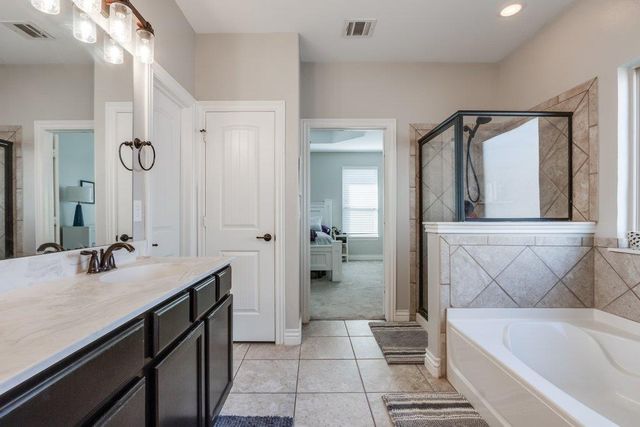 11809 Charleston Way, Yukon, OK 73099