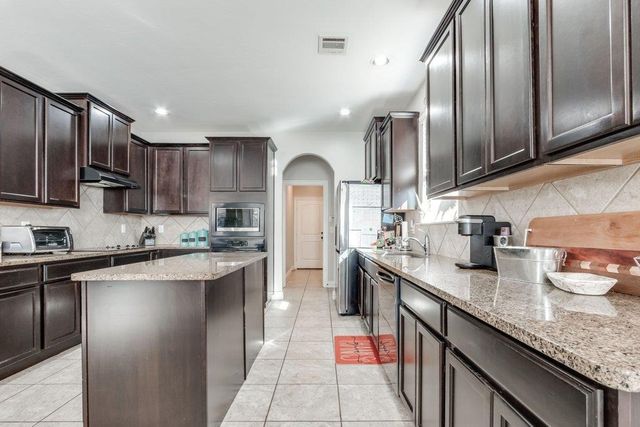 11809 Charleston Way, Yukon, OK 73099