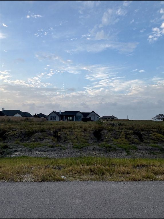 1477 Dancing Elk Dr, Corpus Christi, TX 78415 — photo 2
