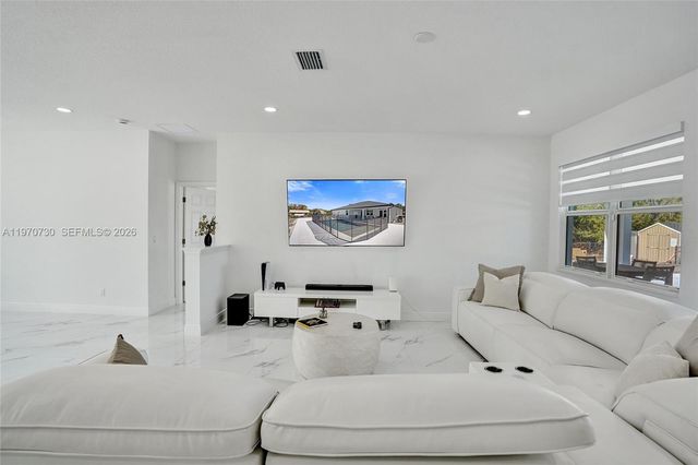 13673 N 77th Pl N, Loxahatchee, FL 33412