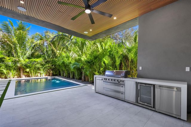 441 NW 44th St, Miami, FL 33127