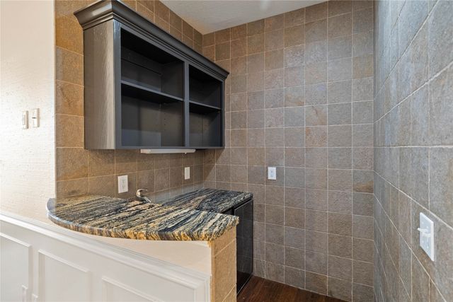 2714 Ashworth Road, West Des Moines, IA 50265