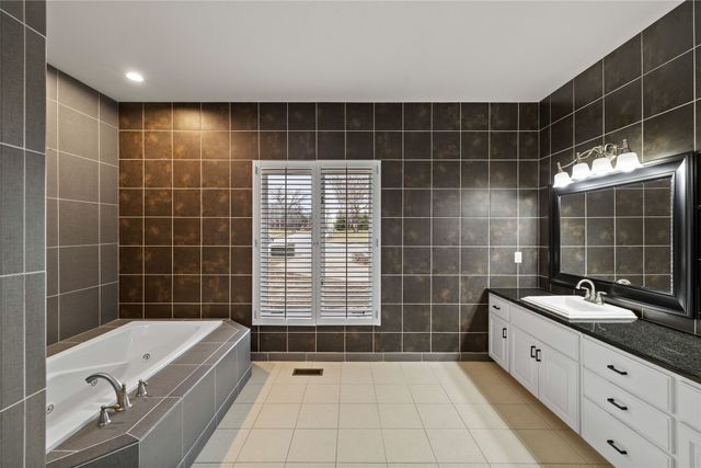 2714 Ashworth Road, West Des Moines, IA 50265