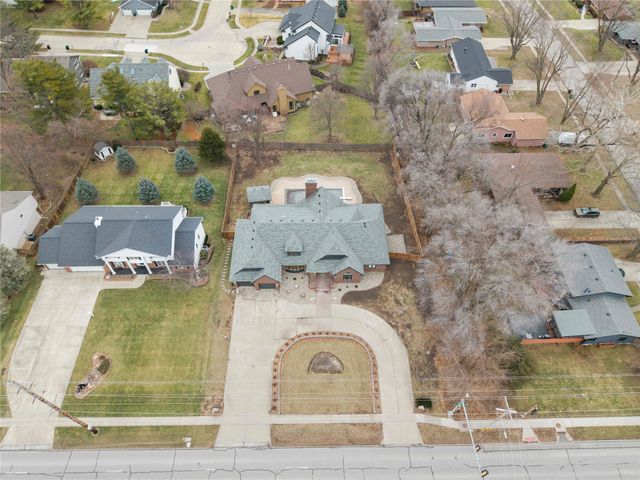 2714 Ashworth Road, West Des Moines, IA 50265