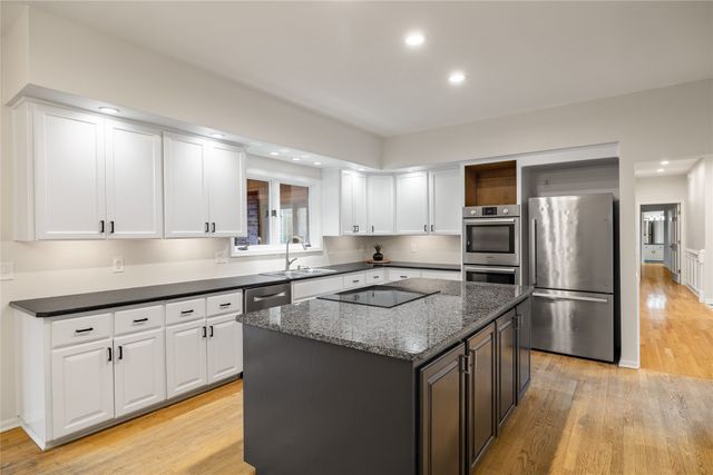 2714 Ashworth Road, West Des Moines, IA 50265