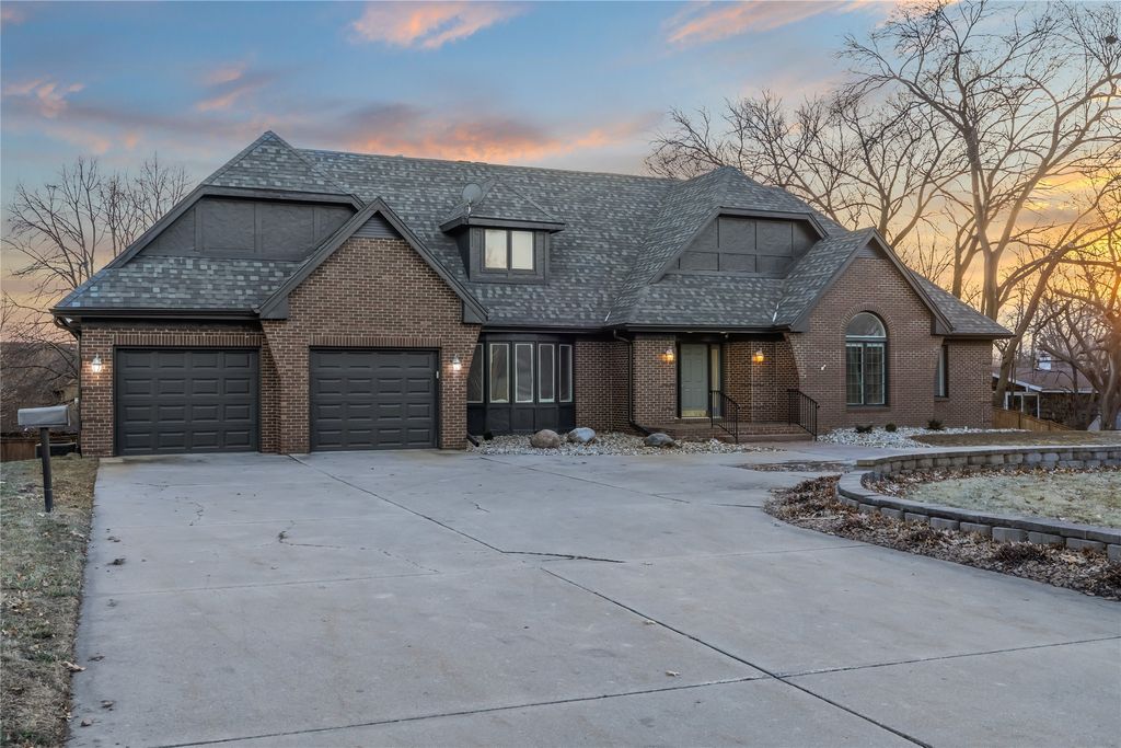 2714 Ashworth Road, West Des Moines, IA 50265