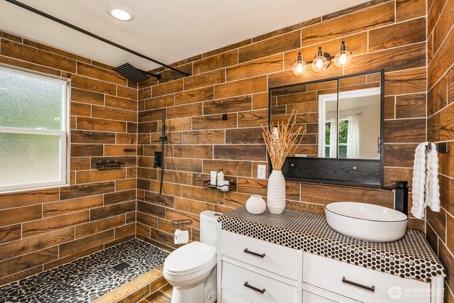 6827 Lakewood Road, Stanwood, WA 98292
