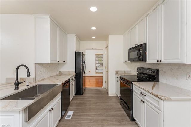 13 Cross Cut LN, Fredericksburg, VA 22405