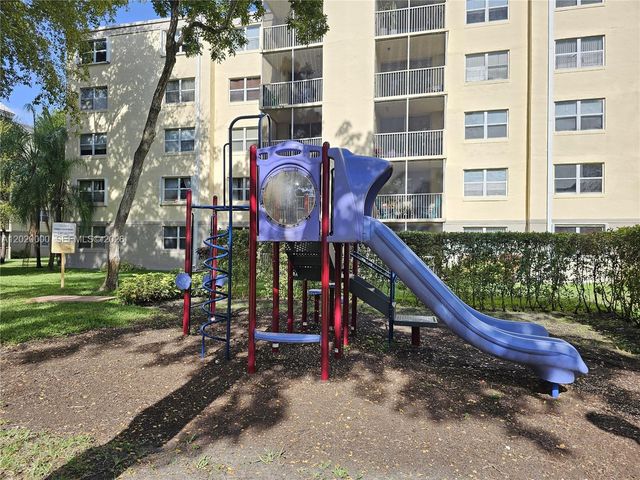 8100 Geneva Ct 233, Doral, FL 33166