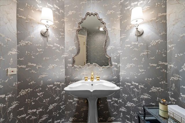 1725 Lilly Court, Highland Park, IL 60035