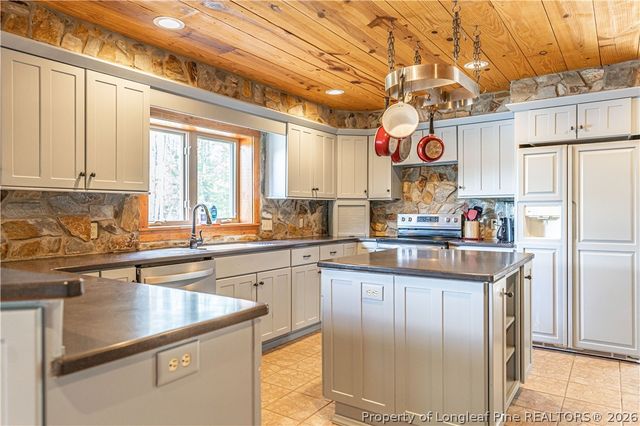 105 Lakewood Drive, Aberdeen, NC 28315
