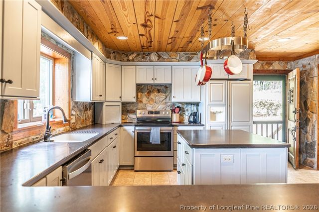 105 Lakewood Drive, Aberdeen, NC 28315