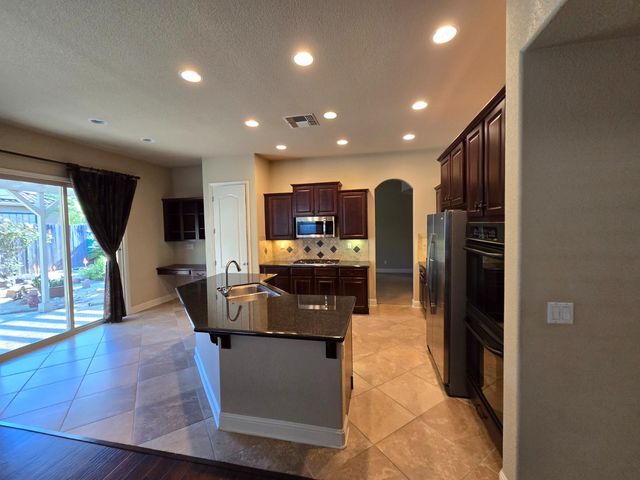 2204 Maloney Dr, Lincoln, CA 95648