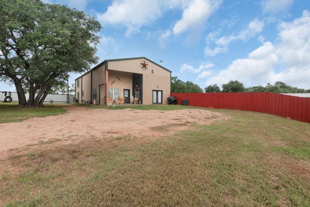 609 W Leon ST, Llano, TX 78643