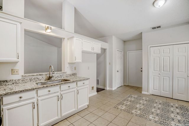 6374 Parkland Oaks Dr, San Antonio, TX 78240